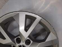Laden Sie das Bild in den Galerie-Viewer, 1x Alufelge 17 Zoll 7.0&quot; 5x112 45ET Glanz Silber 5E0601025 Skoda Octavia Iii