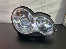 Laden Sie das Bild in den Galerie-Viewer, Frontscheinwerfer Mercedes-Benz W203 A2038203861 Xenon Rechts Headlight SCH1497427213gu