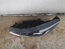 Laden Sie das Bild in den Galerie-Viewer, Frontscheinwerfer Ford Focus Links Scheinwerfer Headlight SCH9605086683cc