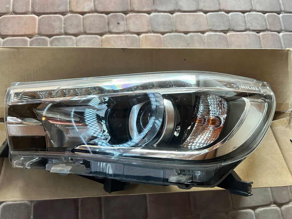 Frontscheinwerfer Toyota Hilux VIII Pick-Up 811500K732 Links Headlight SCH2542469599tw