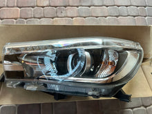 Load image into Gallery viewer, Frontscheinwerfer Toyota Hilux VIII Pick-Up 811500K732 Links Headlight SCH2542469599tw
