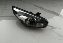 Laden Sie das Bild in den Galerie-Viewer, Frontscheinwerfer Kia Carens IV Xenon Rechts Scheinwerfer Headlight