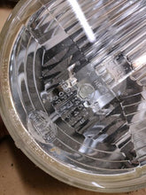 Laden Sie das Bild in den Galerie-Viewer, Frontscheinwerfer 7R0114551 311-115387 Ein Stück (Rechts oder Links) Headlight