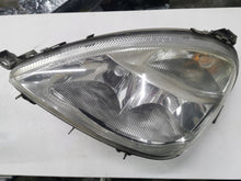 Laden Sie das Bild in den Galerie-Viewer, Frontscheinwerfer Mercedes-Benz W168 A1688201761 Ein Stück (Rechts oder Links)