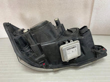 Laden Sie das Bild in den Galerie-Viewer, Frontscheinwerfer Mercedes-Benz Vito W639 A6398202861 Xenon Rechts oder Links