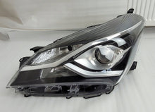 Laden Sie das Bild in den Galerie-Viewer, Frontscheinwerfer Toyota Yaris Links Scheinwerfer Headlight SCH7417276250lu