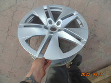 Laden Sie das Bild in den Galerie-Viewer, 1x Alufelge 19 Zoll 8.0&quot; 5x112 45ET 5LA601025B Skoda Enyaq Rim Wheel
