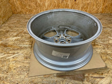 Laden Sie das Bild in den Galerie-Viewer, 1x Alufelge 18 Zoll 5x108 FK721007HB Land Rover I Sport Discovery V 45 Rim Wheel FEL6780283497gy