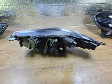 Laden Sie das Bild in den Galerie-Viewer, Frontscheinwerfer Toyota IV Yaris K0-8EU Rechts Scheinwerfer Headlight SCH7086128619jz