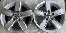 Laden Sie das Bild in den Galerie-Viewer, 1x Alufelge 15 Zoll 6.0" 5x112 43ET Glanz Silber 5G0071495 Vw Rim Wheel FEL8878641652mr