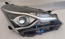 Laden Sie das Bild in den Galerie-Viewer, Frontscheinwerfer Toyota Yaris Rechts Scheinwerfer Headlight