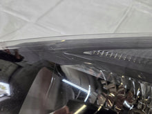 Laden Sie das Bild in den Galerie-Viewer, Frontscheinwerfer Opel Vivaro B 260602711R Ein Stück (Rechts oder Links)