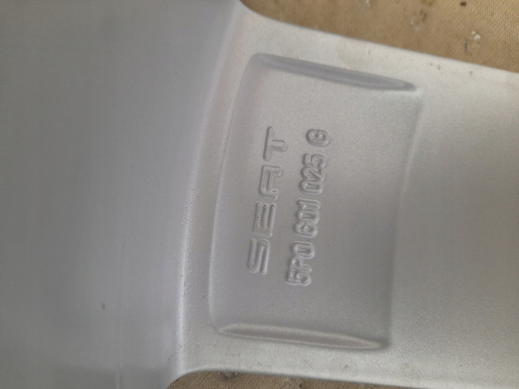 1x Alufelge 18 Zoll 7.5" 5x112 51ET Glanz Silber 5P0601025G Seat Rim Wheel