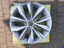 Laden Sie das Bild in den Galerie-Viewer, 1x Alufelge 17 Zoll 2GA601025P VW Troc T-Roc Rim Wheel FEL2012325813ew