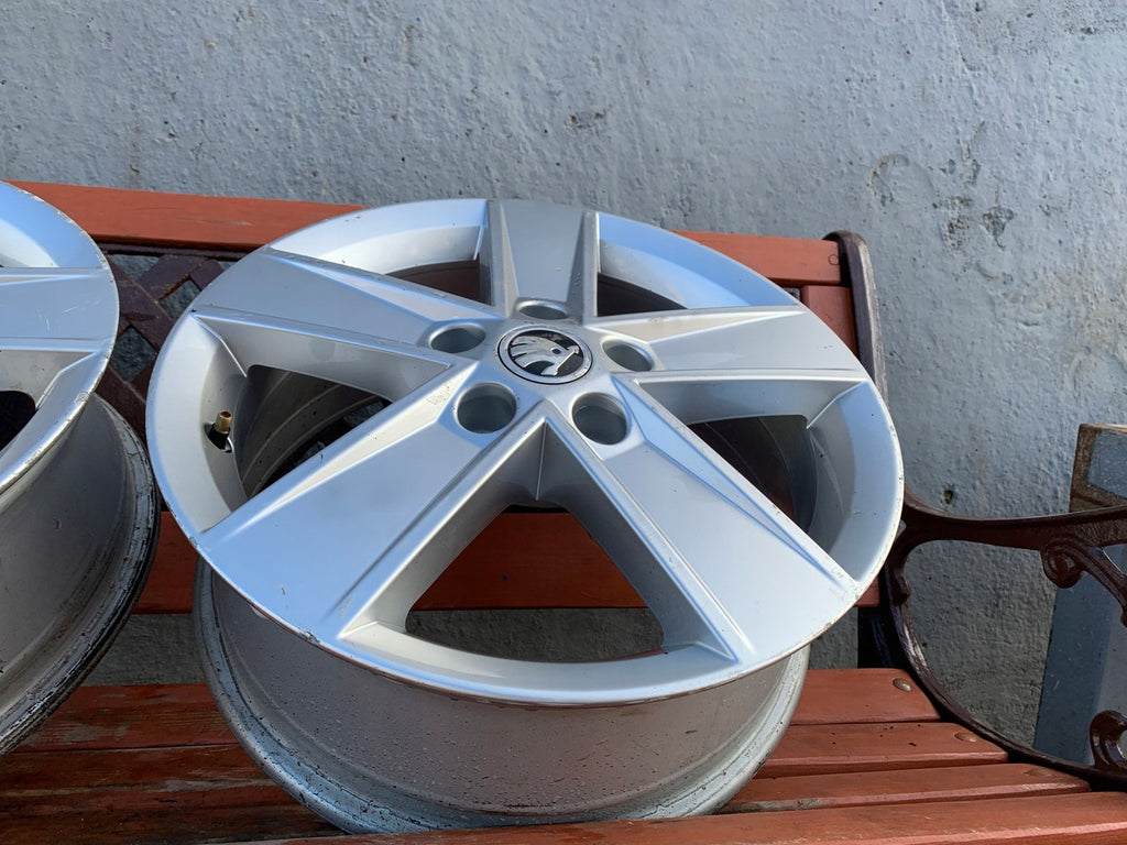 1x Alufelge 16 Zoll 6.0" 5x112 48ET Glanz Silber 5E0601025M Skoda Octavia Iii