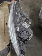 Laden Sie das Bild in den Galerie-Viewer, Frontscheinwerfer BMW 1 F21 F20 7296914 7229677 Xenon Rechts oder Links SCH6214237640le