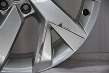 Laden Sie das Bild in den Galerie-Viewer, 1x Alufelge 18 Zoll 7.0&quot; 5x112 43ET Glanz Silber 5NA601025 VW Rim Wheel