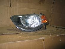 Laden Sie das Bild in den Galerie-Viewer, Frontscheinwerfer Mitsubishi Colt VI 8301B179 Links Scheinwerfer Headlight