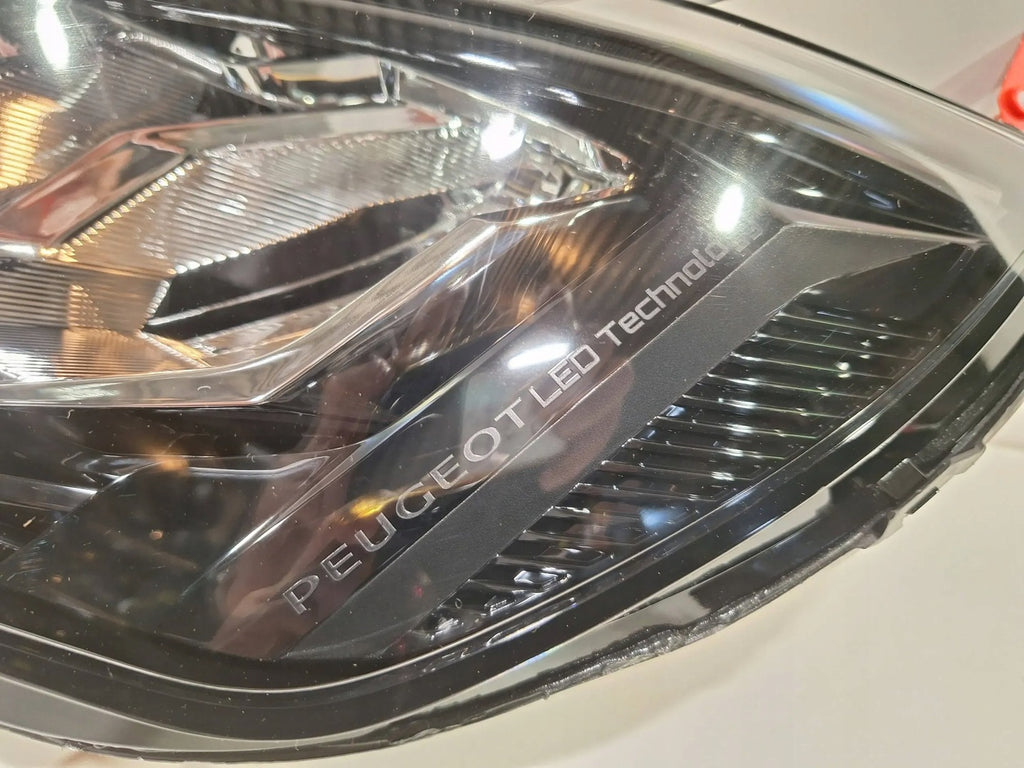 Frontscheinwerfer Peugeot 2008 208 II 9833036380 LED Links Headlight