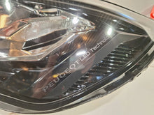 Laden Sie das Bild in den Galerie-Viewer, Frontscheinwerfer Peugeot 2008 208 II 9833036380 LED Links Headlight