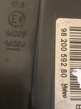 Laden Sie das Bild in den Galerie-Viewer, Frontscheinwerfer Citroën C3 III 9820059280 Ein Stück (Rechts oder Links)