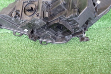 Laden Sie das Bild in den Galerie-Viewer, Frontscheinwerfer Opel Astra 39218026 Rechts Scheinwerfer Headlight SCH9382421575zw