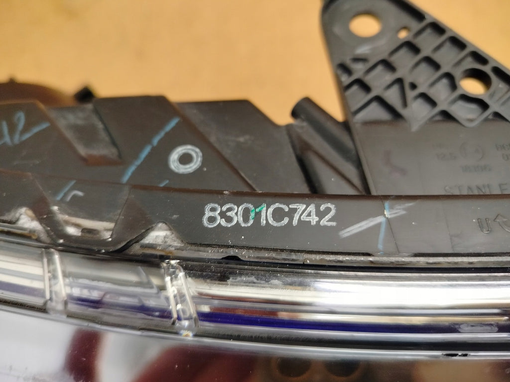 Frontscheinwerfer Mitsubishi L200 8301C742 Xenon Rechts Scheinwerfer Headlight