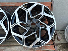 Load image into Gallery viewer, 1x Alufelge 18 Zoll 7.5&quot; 5x114.3 45ET Glanz Schwarz 52910-J7EA0 Kia Xceed