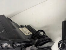 Laden Sie das Bild in den Galerie-Viewer, Frontscheinwerfer Mercedes-Benz W213 A2139064004 Ein Stück (Rechts oder Links) SCH4223305865ka