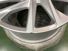 Load image into Gallery viewer, 1x Alufelge 17 Zoll 7.0&quot; 5x100 51ET Glanz Silber 6F0601025 Seat Ibiza Rim Wheel