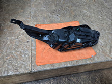 Load image into Gallery viewer, Frontscheinwerfer Kia Ceed 92101J7100 Links Scheinwerfer Headlight