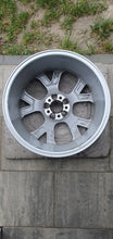 Laden Sie das Bild in den Galerie-Viewer, 1x Alufelge 17 Zoll 6.5" 5x100 48ET Glanz Silber 6F9601025H Seat I Ibiza FEL8975906561yf