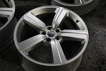 Laden Sie das Bild in den Galerie-Viewer, 4x Alufelge 20 Zoll 9.0" 5x112 38ET Glanz Silber 4KE601025 Audi E-Tron Rim Wheel FEL3056022696tr