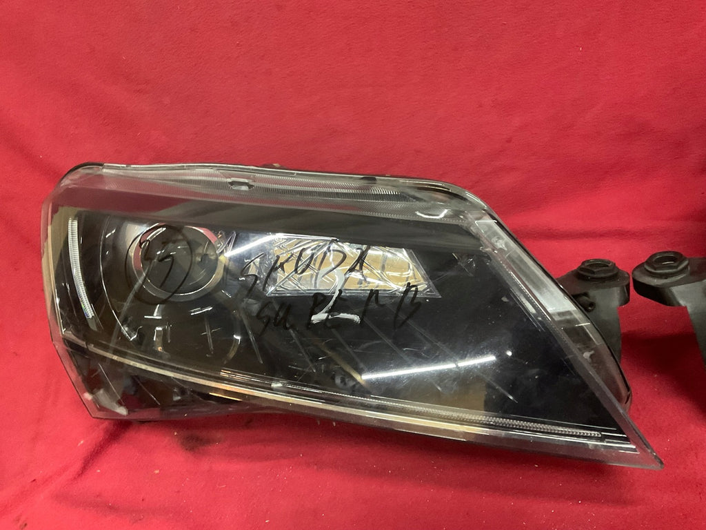 Frontscheinwerfer Skoda Superb III 3V1941016A 3V1941015A Xenon Rechts oder Links
