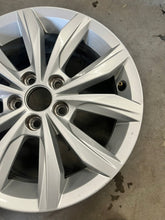 Laden Sie das Bild in den Galerie-Viewer, 1x Alufelge 15 Zoll 5.5" 5x100 40ET Matt Silber 2G0601025 VW Rim Wheel FEL4526876067vx