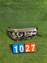 Laden Sie das Bild in den Galerie-Viewer, Frontscheinwerfer Toyota Hilux VIII CSC28960 Rechts Scheinwerfer Headlight SCH4811469847xv