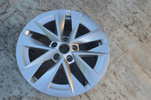 Laden Sie das Bild in den Galerie-Viewer, 1x Alufelge 17 Zoll 7.0" 5x112 46ET Glanz Silber 5E3601025E Skoda Octavia 5e3 Iv FEL1091012852mh