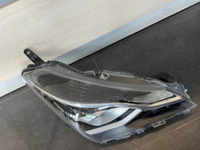 Laden Sie das Bild in den Galerie-Viewer, Frontscheinwerfer Toyota Yaris Rechts Scheinwerfer Headlight SCH4925581732zo