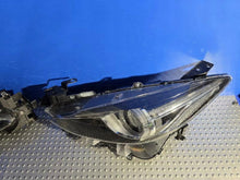 Laden Sie das Bild in den Galerie-Viewer, Frontscheinwerfer Mazda III BHR251040 Xenon Ein Stück (Rechts oder Links)