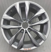 Laden Sie das Bild in den Galerie-Viewer, 1x Alufelge 18 Zoll 9.0" 5x120 44ET Glanz Silber 6868498 BMW 5 F11 F10 F12 F13 FEL2068296919od