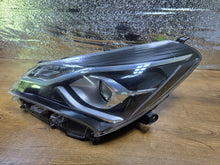 Load image into Gallery viewer, Frontscheinwerfer Toyota Yaris Links Scheinwerfer Headlight