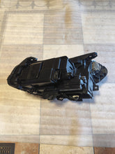 Laden Sie das Bild in den Galerie-Viewer, Frontscheinwerfer Mercedes-Benz W246 A2469066201 030129523205 Rechts Headlight SCH9459160664bu