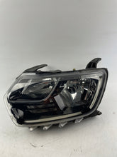 Load image into Gallery viewer, Frontscheinwerfer Dacia Duster 260609367R Ein Stück (Rechts oder Links)