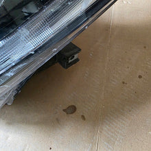 Laden Sie das Bild in den Galerie-Viewer, Frontscheinwerfer Toyota Corolla 81150-02L70 Links Scheinwerfer Headlight SCH8146838495kw