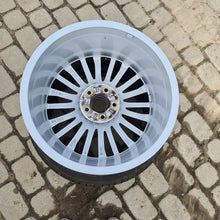 Load image into Gallery viewer, 1x Alufelge 18 Zoll 8.0&quot; 5x112 39ET Glanz Silber 4K0601025 Audi Rim Wheel