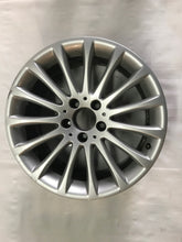 Laden Sie das Bild in den Galerie-Viewer, 1x Alufelge 17 Zoll 8.5" 5x112 36ET Glanz Silber A1724010802 Mercedes-Benz Slk FEL1038515816ot