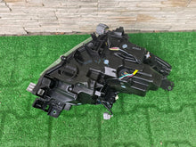 Laden Sie das Bild in den Galerie-Viewer, Frontscheinwerfer Mazda D43N-51040 Links Scheinwerfer Headlight