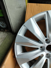 Load image into Gallery viewer, 1x Alufelge 18 Zoll 8.5&quot; 5x112 4E0601025BB Audi A8 Rim Wheel