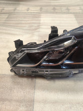 Laden Sie das Bild in den Galerie-Viewer, Frontscheinwerfer Toyota Corolla 8115002T31 LED Ein Stück (Rechts oder Links)