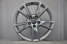 Laden Sie das Bild in den Galerie-Viewer, 1x Alufelge 17 Zoll 6.5" 5x112 33ET Glanz Silber 8U0071497 Audi Rim Wheel FEL6477120217gr